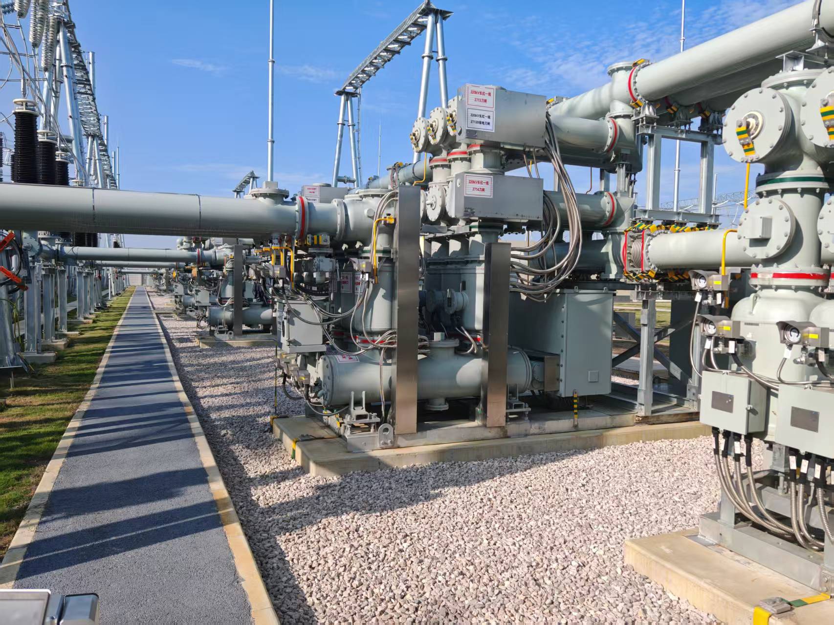 Mingjue Tech's Quadruped Robot Successfully Completes High-Temperature Inspection Trial at Chengdu 500KV Substation